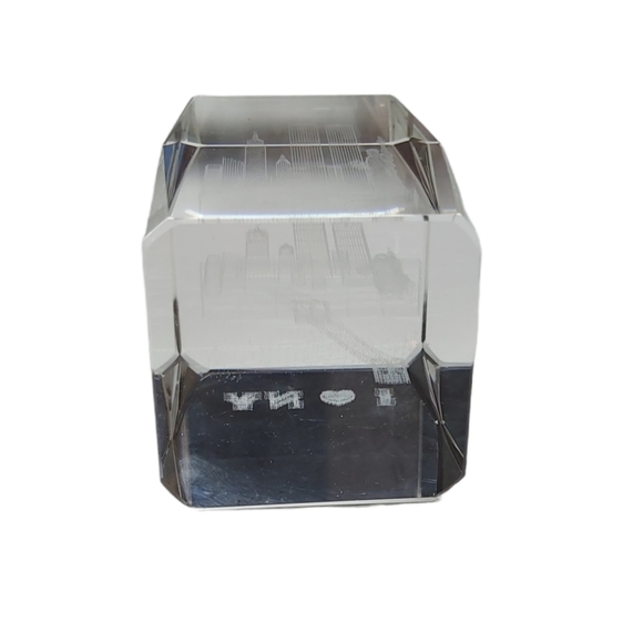 Clear glass paperweight I love New York cityscape - Picture 5 of 9